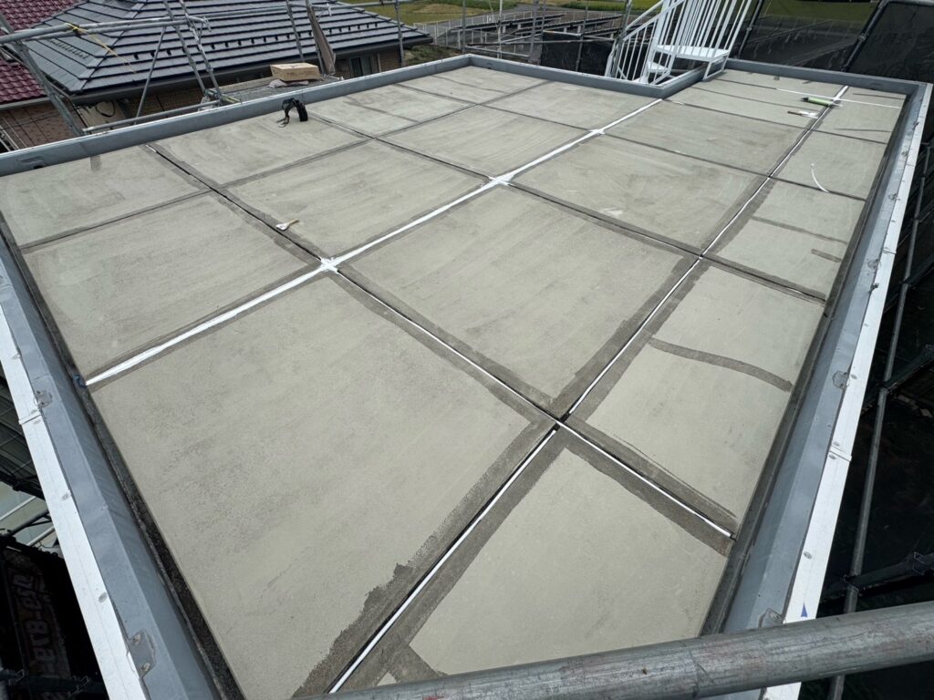 カチオン補修材にて下地調整<br />
※既存の下地を調整しました。